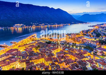 Kotor, Montenegro. Luftbild der Bucht von Kotor und die Altstadt in der Nacht. Stockfoto