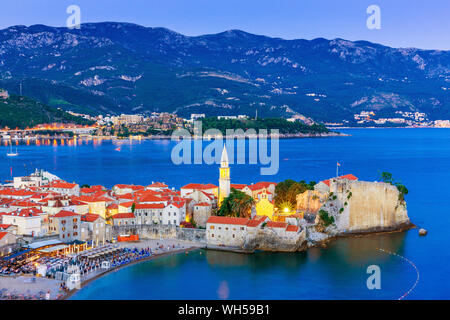 Budva, Montenegro. Panoramablick auf die Altstadt am Abend. Stockfoto