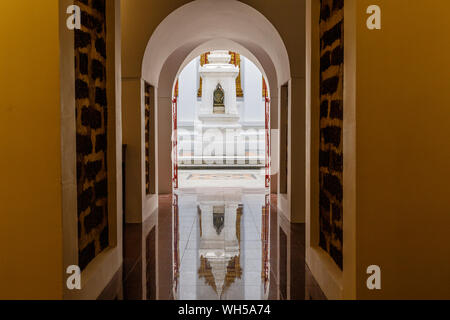 In der Spalte "Geometrie der Loha Prasat in Wat Ratchanatdaram, buddhistische Tempel (Wat) in Bangkok, Thailand Stockfoto