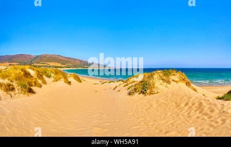 Punta Paloma Beach, einem unberührten weißen Sandstrand im Naturpark del Estrecho. Blick von der Düne von Valdevaqueros. Valdevaqueros Einlass. Tarifa. Stockfoto