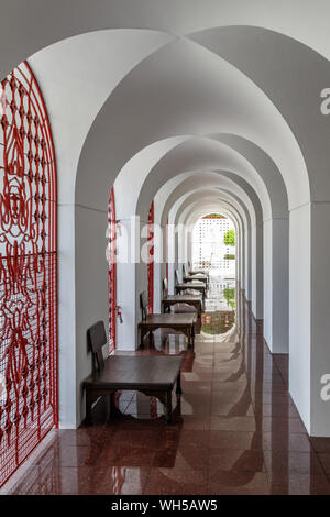 In der Spalte "Geometrie der Loha Prasat in Wat Ratchanatdaram, buddhistische Tempel (Wat) in Bangkok, Thailand Stockfoto