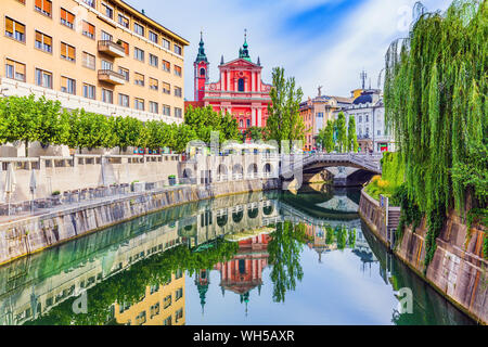 Ljubljana, Slowenien. Stadtbild am Fluss Ljubljanica Canal in der Altstadt. Stockfoto