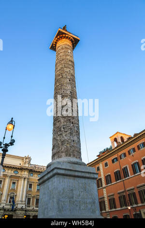 Blick auf die antiken Ruinen von Marco Aurelio in Piazza Colonna Rom, Italien, an einem sonnigen Tag. Stockfoto