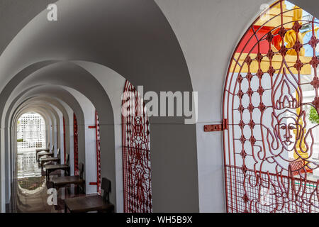 In der Spalte "Geometrie der Loha Prasat in Wat Ratchanatdaram, buddhistische Tempel (Wat) in Bangkok, Thailand Stockfoto