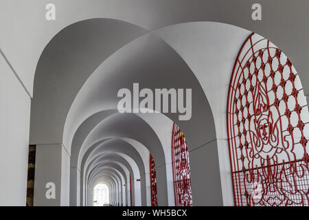 In der Spalte "Geometrie der Loha Prasat in Wat Ratchanatdaram, buddhistische Tempel (Wat) in Bangkok, Thailand Stockfoto