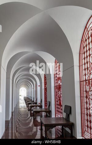 In der Spalte "Geometrie der Loha Prasat in Wat Ratchanatdaram, buddhistische Tempel (Wat) in Bangkok, Thailand Stockfoto