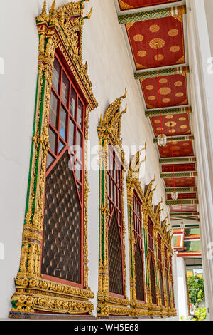 Eingerichtet windows von Wat Ratchanatdaram, buddhistische Tempel (Wat) in Bangkok, Thailand. Bild vertikal. Stockfoto