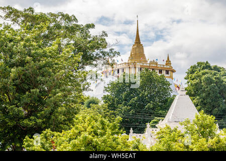 Ausblick auf Wat Saket Ratcha Wora Maha Wihan oder Goldenen Berg, buddhistische Tempel (Wat) von Wat Ratchanatdaram. Bangkok, Thailand. Stockfoto