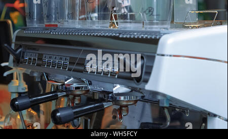 Das ist ein semi-automatische Kaffeemaschine. Daneben ist eine Schleifscheibe für Schleifen Kaffeebohnen. Die Konsole von der Kaffeemaschine. Workbench für die co Stockfoto