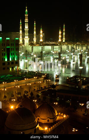 Nacht Blick von der schönen Al-Masjid an-Nabawī Moschee im Zentrum der Heiligen Stadt Medinah, Saudi-Arabien Stockfoto