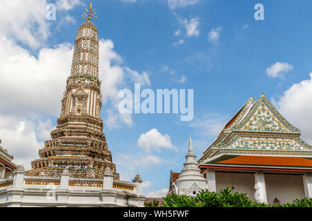 Grosse Thai Stil Stupa (chediI) am Wat Thepthidaram, Bangkok, Thailand. Stockfoto
