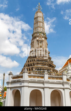 Grosse Thai Stil Stupa (chediI) am Wat Thepthidaram, Bangkok, Thailand. Bild vertikal. Stockfoto