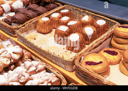 Rum Baba, Süßware im Store. Stockfoto