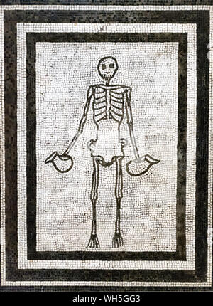 Pompeji, Italien. Stock Mosaik eines Skeletts holding Wein Krüge, jetzt im Archäologischen Nationalmuseum von Neapel (ca. 1 AD) Stockfoto