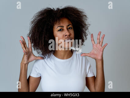 Portrait von attraktiven frustriert afrikanische amerikanische Frau mit verärgerten und betonte Gesicht. Suchen wahnsinnig und verrückt schreien und die wütenden Gesten. Fac Stockfoto