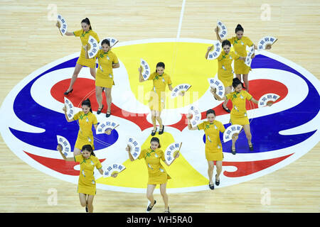 Foshan, Guangdong Provinz Chinas. 2. Sep 2019. Cheerleadern durchführen, während die Gruppe D Match zwischen Italien und Angola an der FIBA WM 2019 in Foshan in der chinesischen Provinz Guangdong, am 2. September 2019. Credit: Huang Zongzhi/Xinhua/Alamy leben Nachrichten Stockfoto