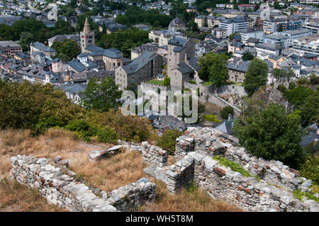 Auf der Suche über Sion, Hauptstadt des Kantons Wallis, Schweiz, vom Chateau de Valere Stockfoto