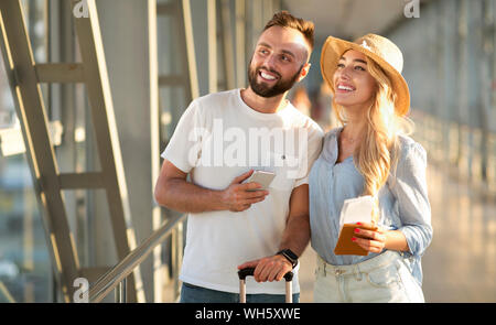 Traumurlaub. Paar in Flughafen warten auf Abflug Stockfoto