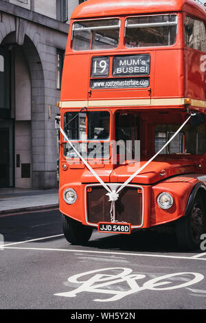 London, Großbritannien - 18 Juli, 2019: Alte Routemaster Bus mieten für Hochzeit auf einer Straße in Marylebone, ein schickes Wohnviertel von berühmten Londoner für Baker Street Stockfoto
