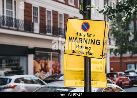 London, Großbritannien - 18 Juli 2019: gelb Warnung Parkplatz suspension Zeichen in einer Wohnstraße in Marylebone, ein schickes Wohnviertel von London berühmt für Stockfoto