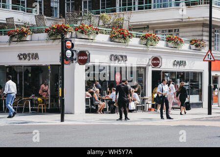 London, Großbritannien - 18 Juli 2019: Leute, die sich vor der Costa Coffee Café in Marylebone, ein schickes Wohnviertel von berühmten Londoner für Baker Street und Madame T Stockfoto