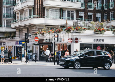 London, Großbritannien - 18 Juli 2019: Auto vor Costa Coffee Cafe fahren in Marylebone, ein schickes Wohnviertel von berühmten Londoner für Baker Street und Mad Stockfoto