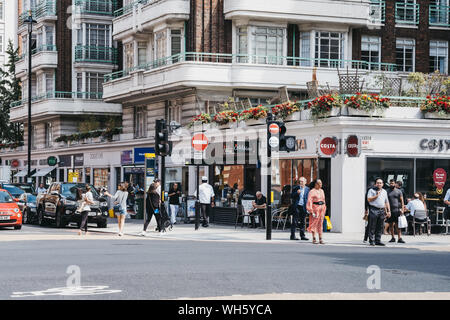 London, Großbritannien - 18 Juli 2019: Leute, die sich vor der Costa Coffee Café in Marylebone, ein schickes Wohnviertel von berühmten Londoner für Baker Street und Madame T Stockfoto