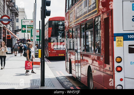 London, Großbritannien - 18 Juli, 2019: rote Doppeldeckerbusse auf einer Straße in Marylebone, ein schickes Wohnviertel von berühmten Londoner für Baker Street und Madame Tu Stockfoto