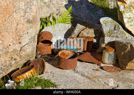 Umweltverschmutzung: verrostete Blechdosen hinter in einem Mountain Camp links Stockfoto