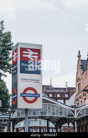 London, Großbritannien - 18 Juli 2019: Abmelden Marylebone Station in London. Die Station wurde 1899 für große zentrale Main Line, die letzte große Bahn geöffnet Stockfoto