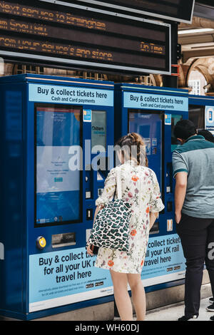 London, Großbritannien - 18 Juli, 2019: Leute Tickets kaufen von SB-Automaten in Marylebone Bahnhof. Die Station wurde 1899 für Große geöffnet Stockfoto