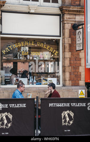 London, Großbritannien - 18 Juli 2019: Patisserie Valerie cafe in London Marylebone Station, man plaudern auf Hintergrund, selektive konzentrieren. Patisserie Valerie Stockfoto