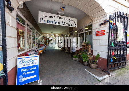 Haupteingang Great Torrington Pannier Market, mit bunten Fassaden und zeigt in dieser historischen überdachte Einkaufszentrum; Torrington Devon, Großbritannien Stockfoto