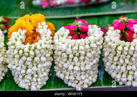 Verschiedene jasmin Phuang malai, traditionelle Thai Flower Garland Angebote bei Pak Khlong Talat, Bangkok Blumenmarkt. Thailand. Stockfoto