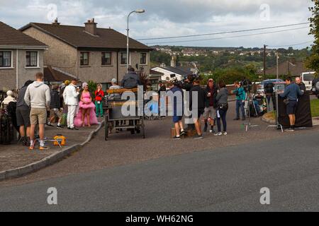 Cork, Irland, 2. September 2019. Die jugendliche Straftäter Dreharbeiten in Cork City. Die Form und die Mannschaft der jungen Straftäter wurden heute wieder, die Besatzung begann Dreharbeiten in Hawthorn Mews, Dublin Hill am frühen Morgen mit einem Pferd und Wagen sowie ein Stretch Hummer Limousine in der Nähe geparkt. Die Szene als Teil der nächsten Serie der beliebten TV-Show beruht und in Cork City gefilmt gefilmt zu werden. Credit: Damian Coleman/Alamy leben Nachrichten Stockfoto