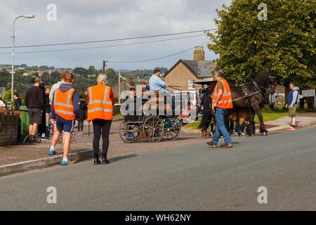 Cork, Irland, 2. September 2019. Die jugendliche Straftäter Dreharbeiten in Cork City. Die Form und die Mannschaft der jungen Straftäter wurden heute wieder, die Besatzung begann Dreharbeiten in Hawthorn Mews, Dublin Hill am frühen Morgen mit einem Pferd und Wagen sowie ein Stretch Hummer Limousine in der Nähe geparkt. Die Szene als Teil der nächsten Serie der beliebten TV-Show beruht und in Cork City gefilmt gefilmt zu werden. Credit: Damian Coleman/Alamy leben Nachrichten Stockfoto