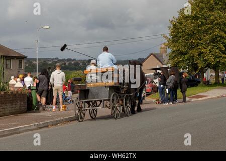 Cork, Irland, 2. September 2019. Die jugendliche Straftäter Dreharbeiten in Cork City. Die Form und die Mannschaft der jungen Straftäter wurden heute wieder, die Besatzung begann Dreharbeiten in Hawthorn Mews, Dublin Hill am frühen Morgen mit einem Pferd und Wagen sowie ein Stretch Hummer Limousine in der Nähe geparkt. Die Szene als Teil der nächsten Serie der beliebten TV-Show beruht und in Cork City gefilmt gefilmt zu werden. Credit: Damian Coleman/Alamy leben Nachrichten Stockfoto