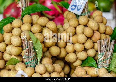 Trauben von Thai longan Früchte auf dem Markt. Bangkok, Thailand. Stockfoto