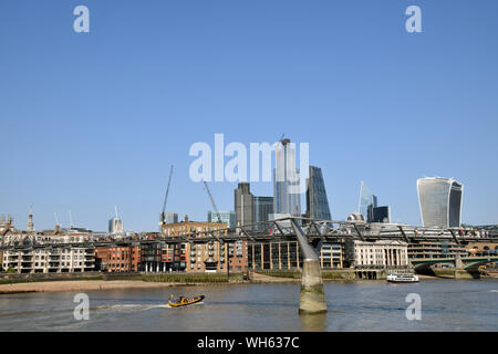 Die Themse und die Skyline von London, August 2019, Großbritannien Stockfoto