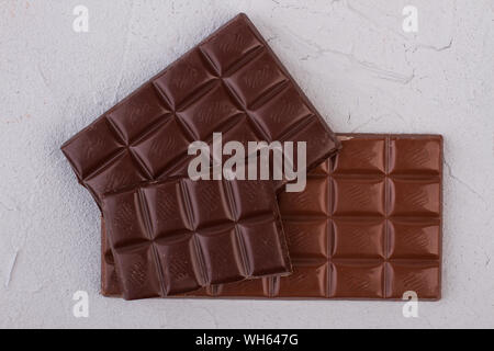 Milch und dunkler Schokolade Bars. Stockfoto