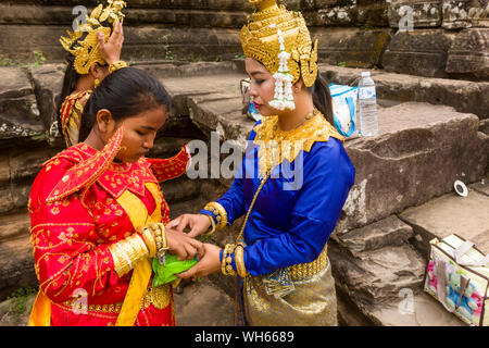 Apsara Tänzer traditionelle Tänze in einem Innenhof von Bayon Tempel in Siem Reap, Kambodscha durchführen Stockfoto