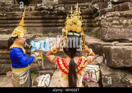 Apsara Tänzer traditionelle Tänze in einem Innenhof von Bayon Tempel in Siem Reap, Kambodscha durchführen Stockfoto