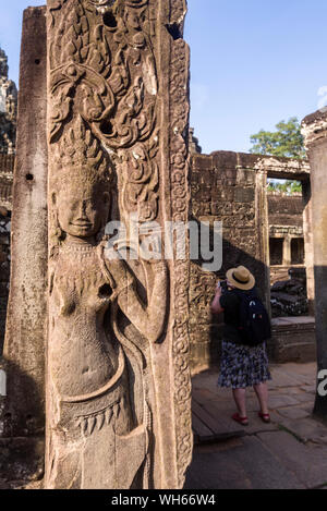 Apsara Tänzer graviert auf einem der Pfeiler der Bayon Tempel in Siem Reap, Kambodscha Stockfoto