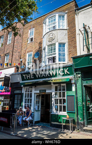 Das Warwick Pub und blaue Plakette für den Dichter Percy Bysshe Shelley, die in diesem Haus auf Warwick St, Worthing, West Sussex, England, UK gelebt Stockfoto