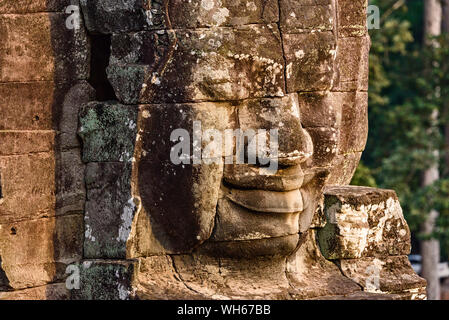 Rätselhaft und lächelnden steinernen Gesichter des Buddha Riesen an den Bayon Tempel in Siem Reap, Kambodscha Stockfoto