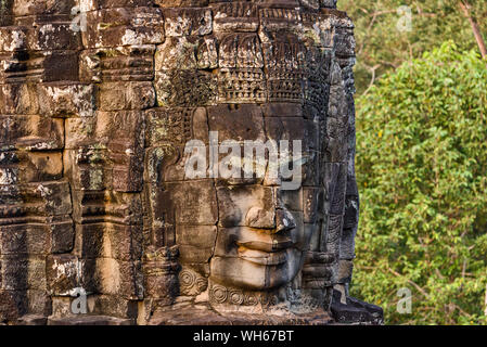 Rätselhaft und lächelnden steinernen Gesichter des Buddha Riesen an den Bayon Tempel in Siem Reap, Kambodscha Stockfoto