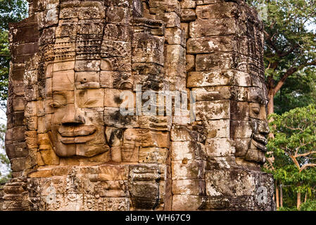 Rätselhaft und lächelnden steinernen Gesichter des Buddha Riesen an den Bayon Tempel in Siem Reap, Kambodscha Stockfoto