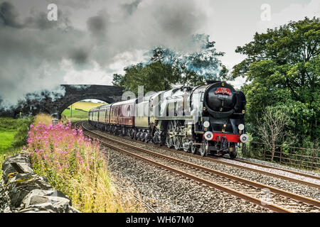Die Südlichen Eisenbahn 35018 Britisch Indien Dampfzug durch Helwith Brücke auf der Carlisle Linie siedeln sich in den malerischen Yorkshire Dales Stockfoto