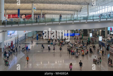 Abflughalle des Hong Kong International Airport, einem der weltweit größten. Massendemonstrationen im August 2019 brachte es zum Stillstand. Stockfoto