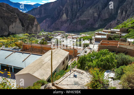 Querformat aus einem kleinen Dorf von Iruya, Argentinien, Südamerika an einem sonnigen Tag. Stockfoto